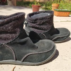 Columbia size 8 Omni grip black slip on Suede boots